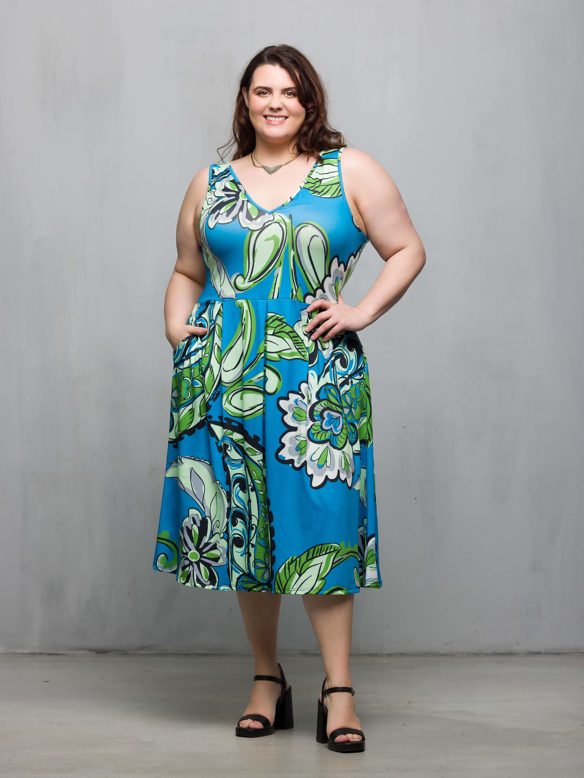 24seven Comfort Apparel Plus Size Midi Length Teal Paisley Print Sleeveless Pleated Pocket Dress