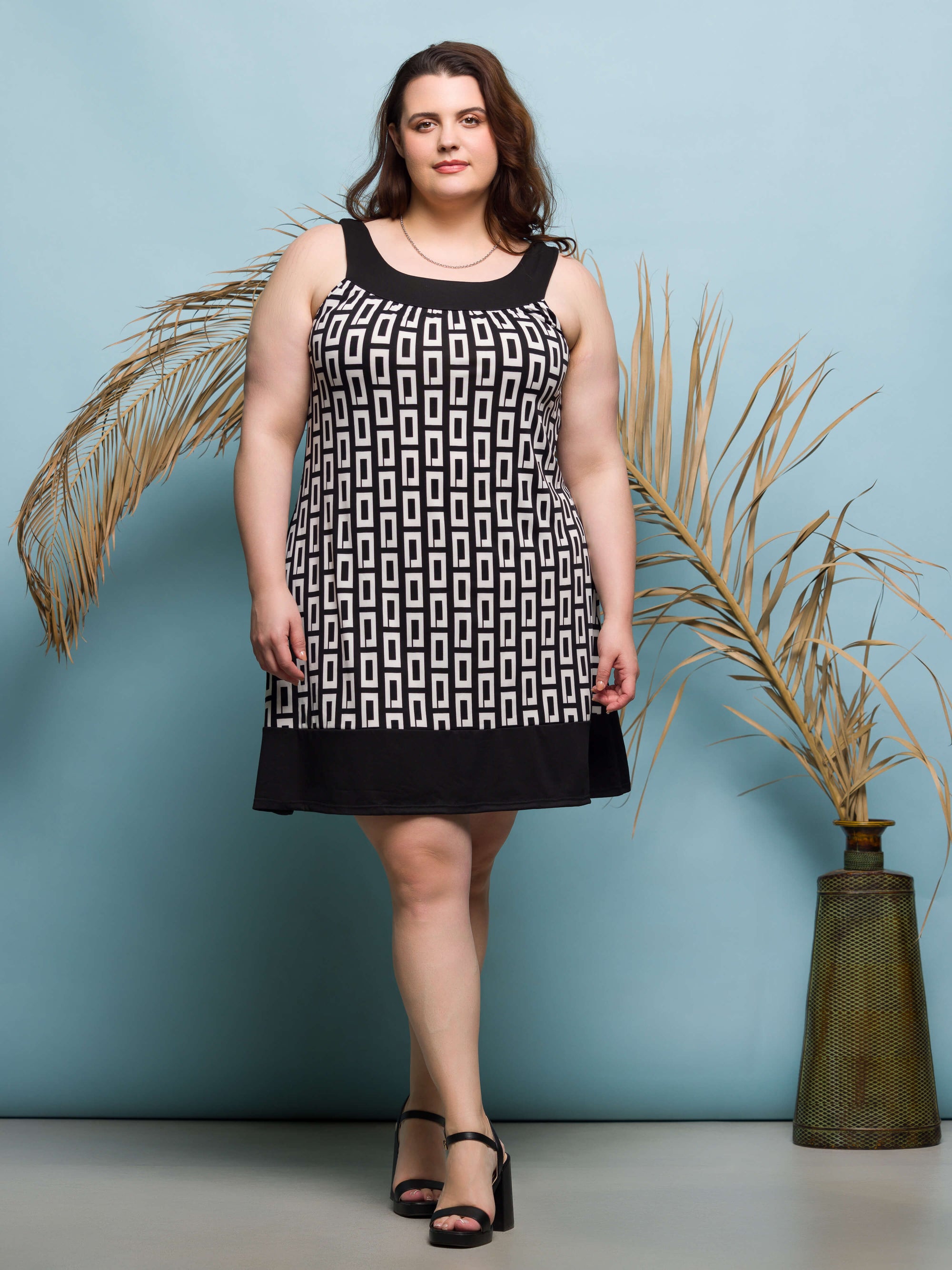 24seven Comfort Apparel Plus Size Black and White Scoop Neck Sleeveless Knee Length Dress