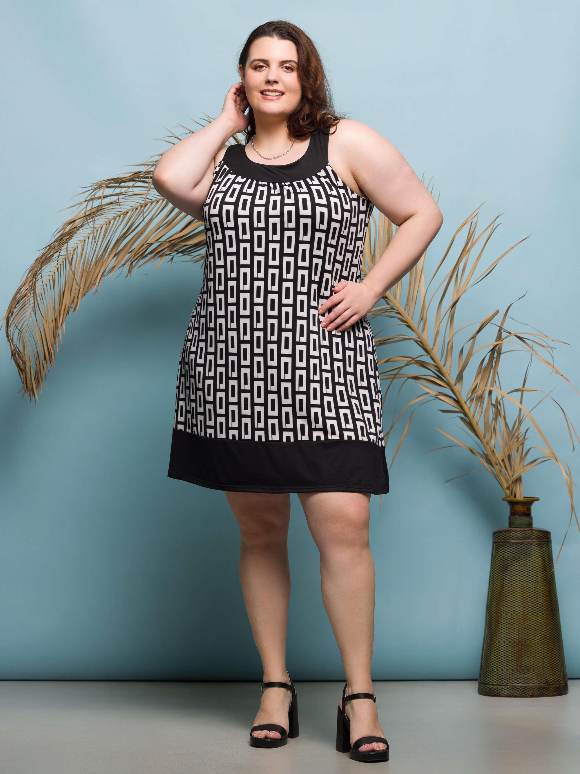 24seven Comfort Apparel Plus Size Black and White Scoop Neck Sleeveless Knee Length Dress