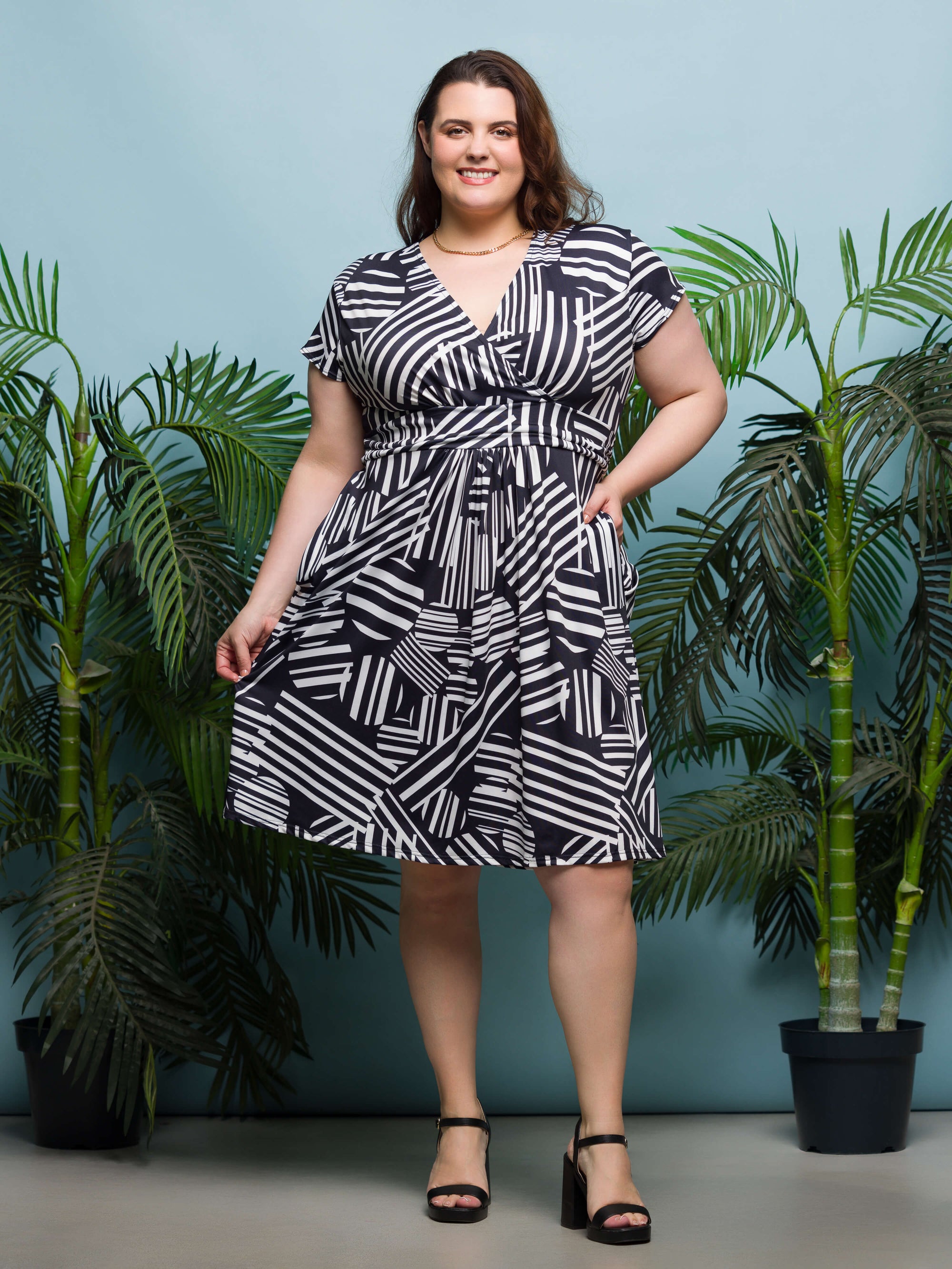 24seven Comfort Apparel Plus Size Cap Sleeve Black and White V Neck Knee Length Pocket Dress