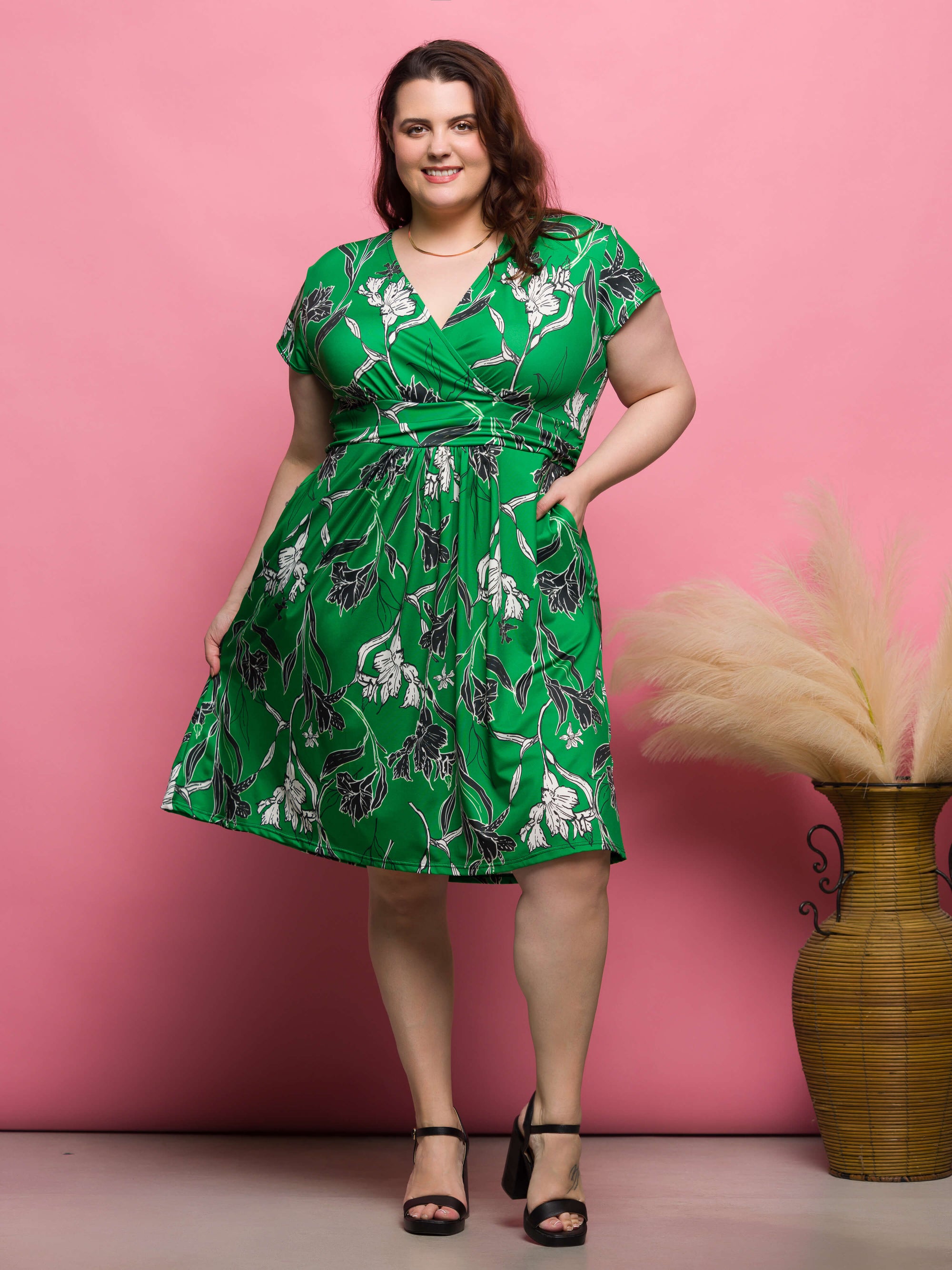 24seven Comfort Apparel Plus Size Cap Sleeve Green Floral V Neck Knee Length Pocket Dress